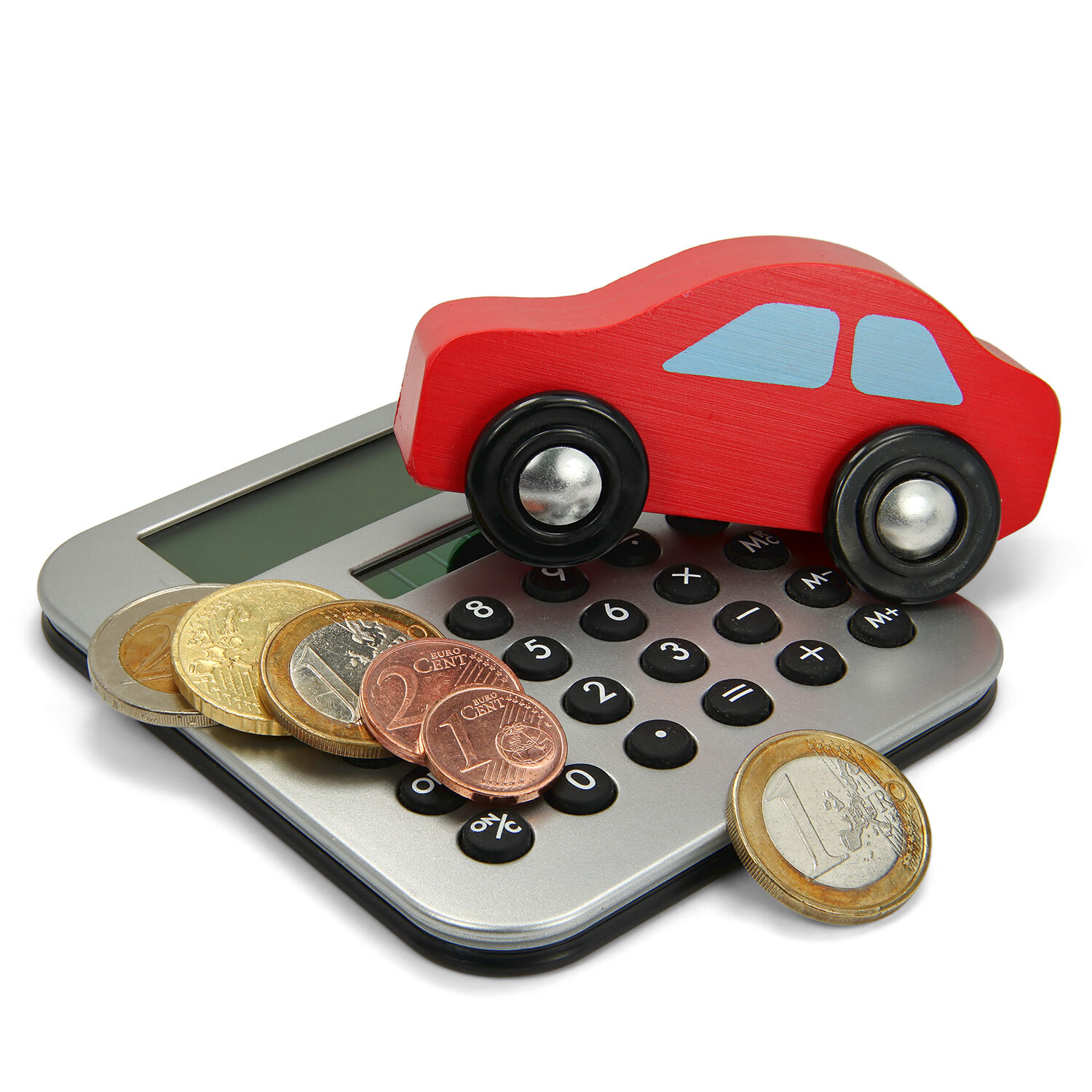Rotes Holzauto mit Taschenrechner und Münzen